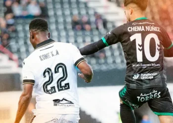 El Ceuta resiste con uno menos y empata ante el Antequera (2-2)