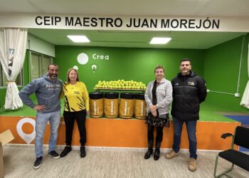 El CEIP “Maestro Juan Morejón” Recibe 400 Pelotas de Tenis de la Federación de Tenis de Ceuta en su Campaña Saludable