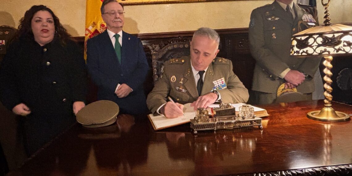 El general Marcos Llago se despide de Ceuta con una emotiva dedicatoria en el Libro de Honor