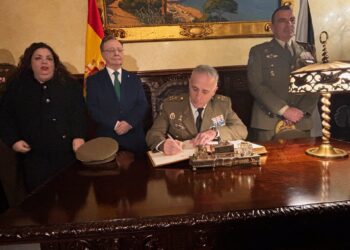 El general Marcos Llago se despide de Ceuta con una emotiva dedicatoria en el Libro de Honor