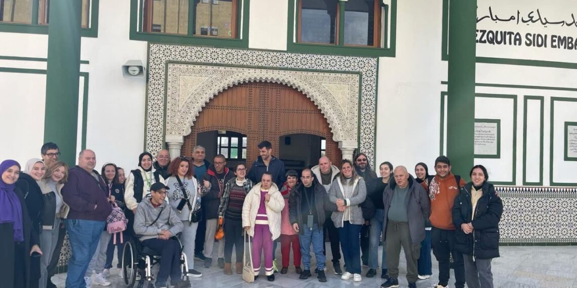 Usuarios del Centro plena inclusión visitan la Mezquita de Sidi Embarek en una jornada de convivencia