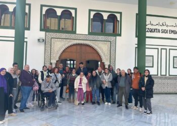 Usuarios del Centro plena inclusión visitan la Mezquita de Sidi Embarek en una jornada de convivencia