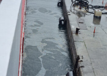 Transportes autoriza la salida de un buque tras un vertido de gasoil en el Puerto de Ceuta