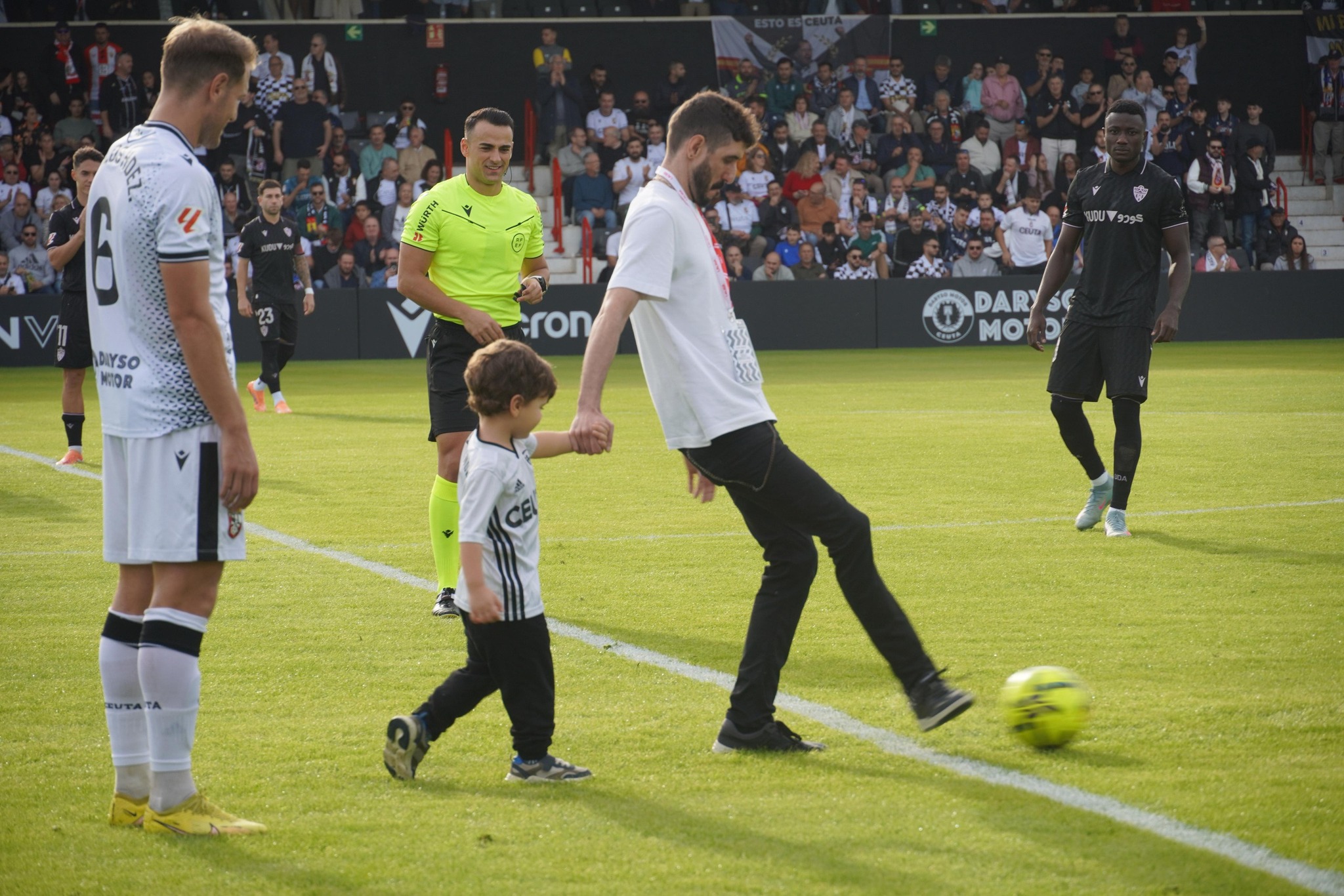 Emotivo homenaje a Manolo Serrán en el Murube antes del Ceuta–Almería