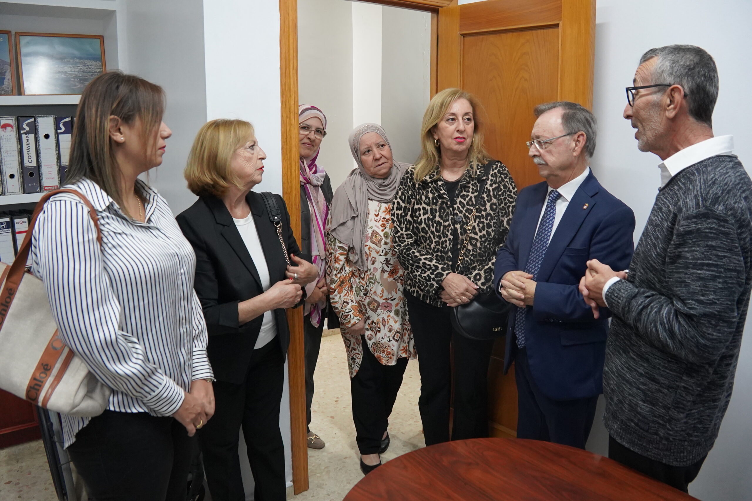 Vivas visita la Asociación Lldudna “Nuestros Abuelos” y destaca su labor contra la soledad y el edadismo