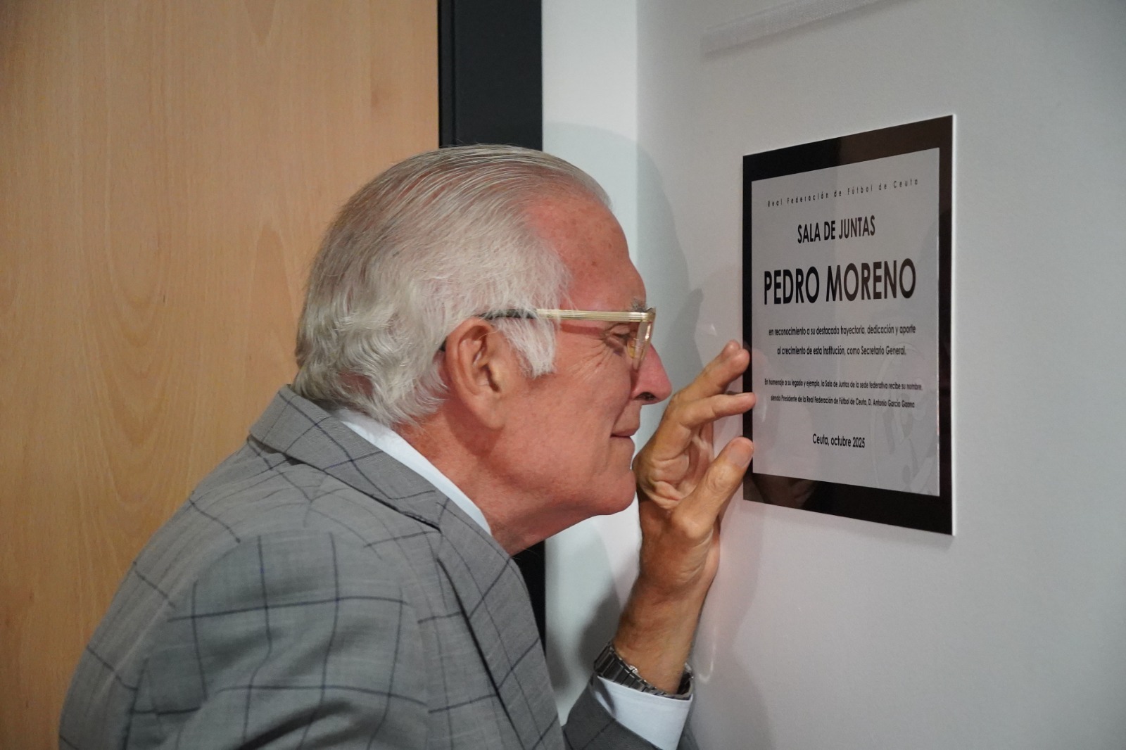 La Sala de Juntas de la RFFCE recibe el nombre de Pedro Moreno