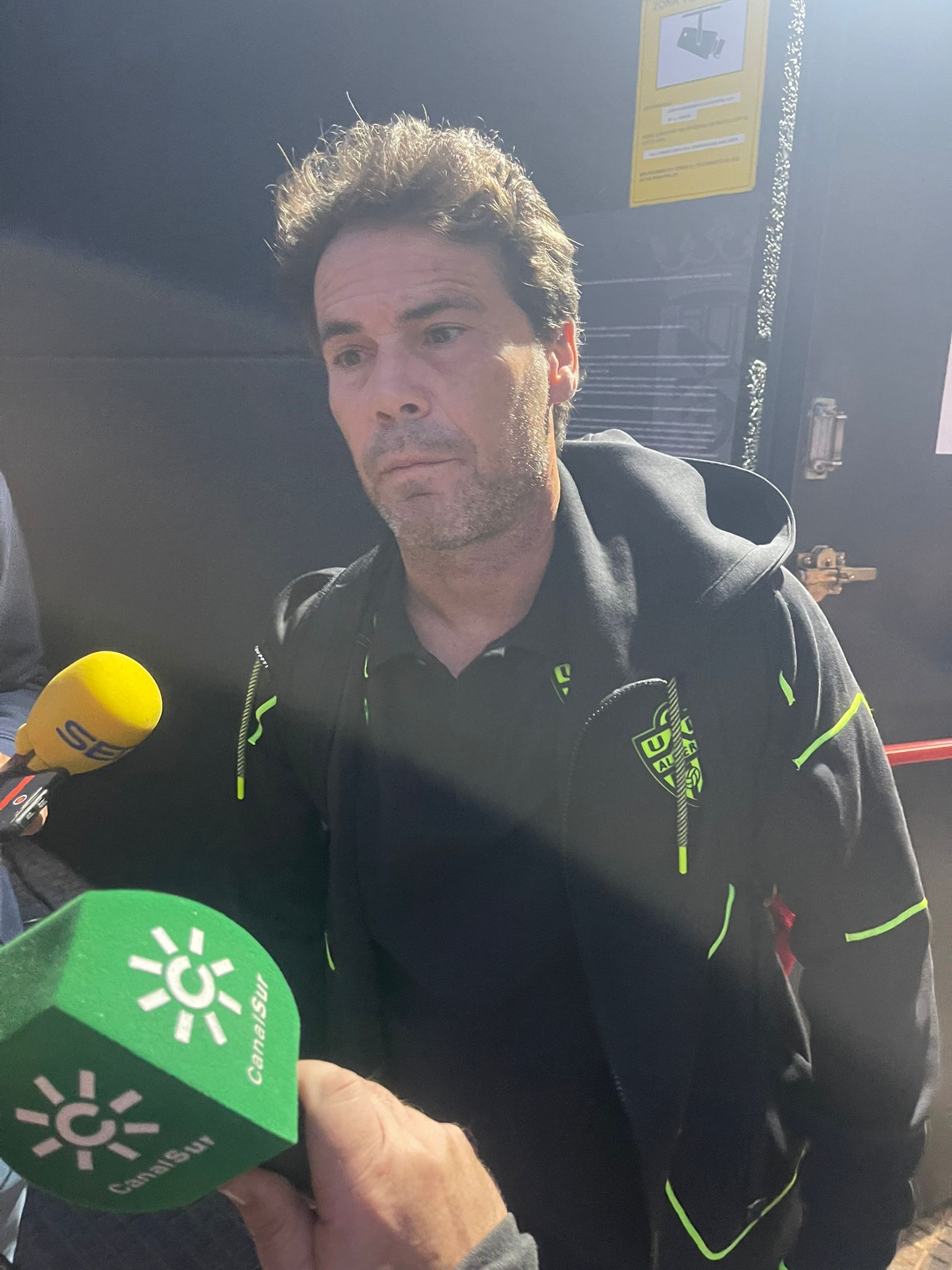 El técnico del Almería Rubi : “Lo entendimos desde el primer minuto; no se podía seguir jugando”