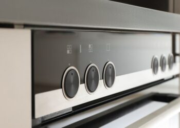 La luz registra un desplome este sábado 28 de febrero: horas ideales para economizar