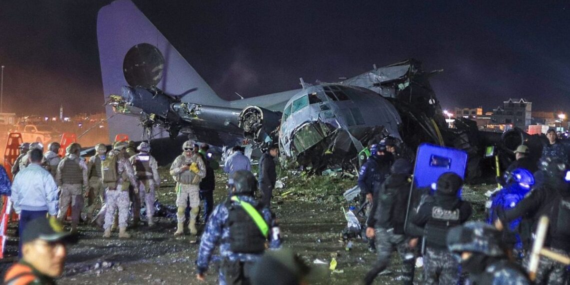 Más de 20 muertos tras el choque de un avión militar con transporte de dinero en Bolivia