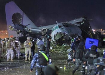 Más de 20 muertos tras el choque de un avión militar con transporte de dinero en Bolivia