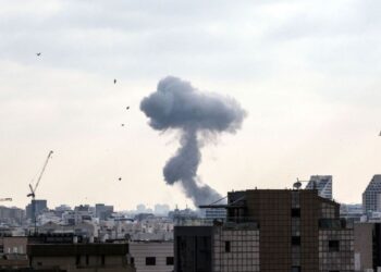 Escalada militar en Oriente Próximo: Irán responde con un ataque coordinado contra bases de EE. UU. e Israel