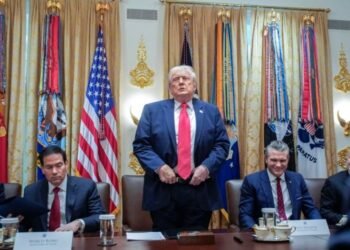 Trump anuncia operaciones militares relevantes contra Irán y demanda la rendición del régimen