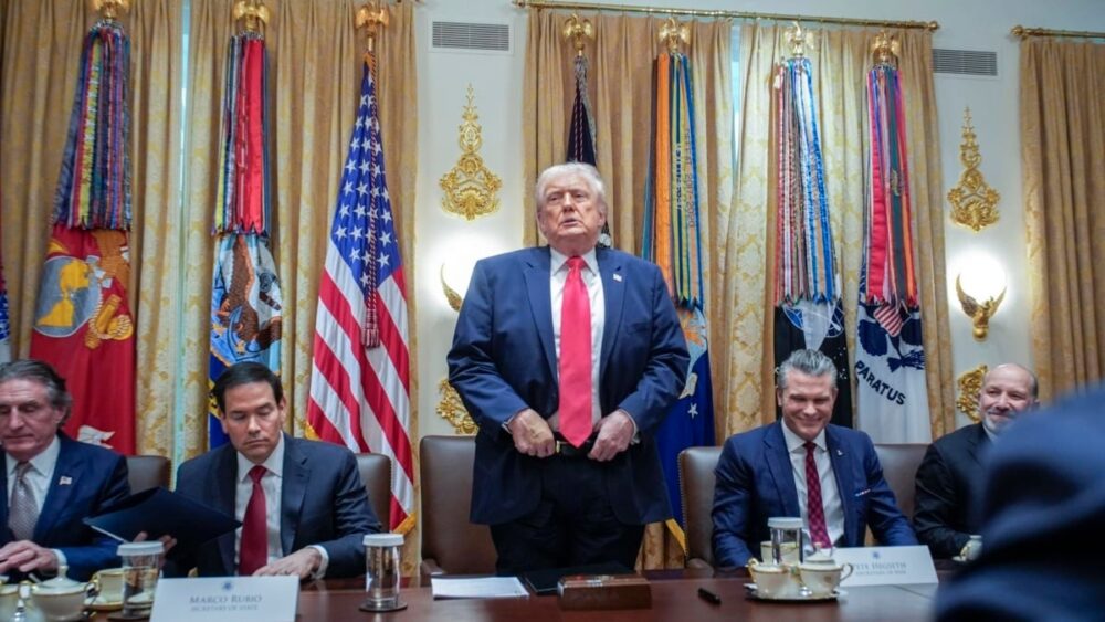 Trump anuncia operaciones militares relevantes contra Irán y demanda la rendición del régimen