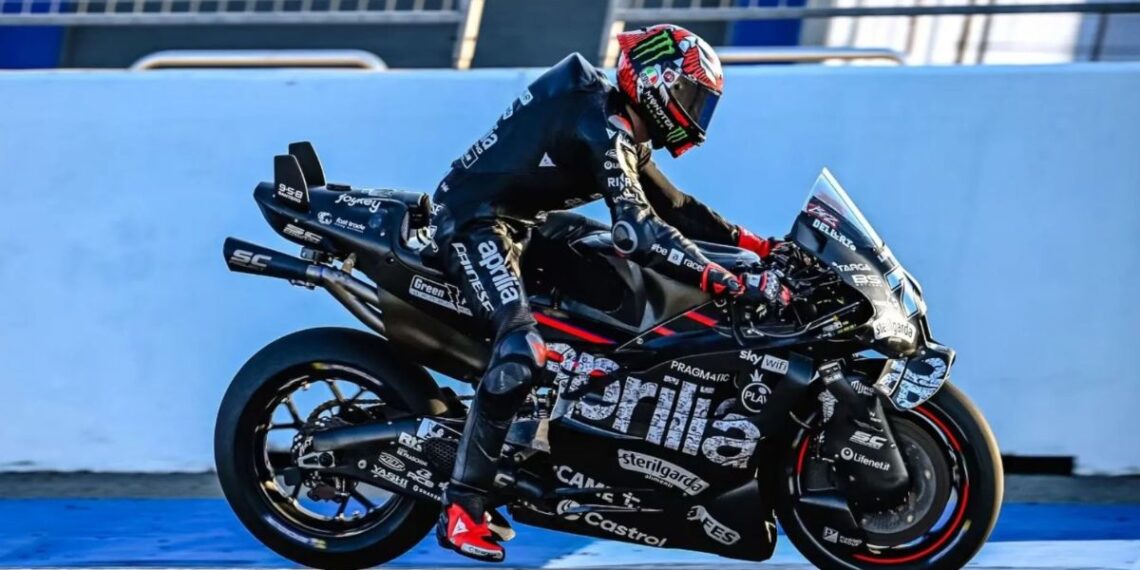 Bezzecchi domina en Tailandia; Acosta sorprende y Márquez queda fuera por un reventón