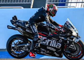 Bezzecchi domina en Tailandia; Acosta sorprende y Márquez queda fuera por un reventón