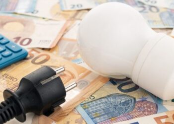 La luz sube este lunes hasta los 18,36 euros/MWh, con periodos a coste cero
