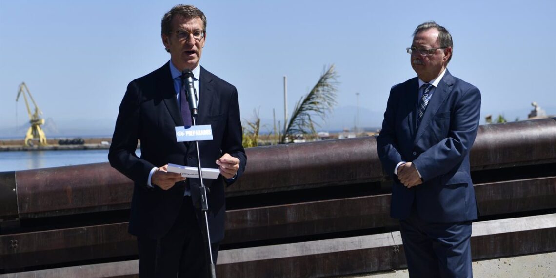 17/05/2022 El presidente del PP, Alberto Núñez Feijóo (i) y el presidente de Ceuta, Juan Jesús Vivas (d), comparecen después de su reunión con la Cámara de Comercio y la Confederación de Empresarios de la ciudad autónoma, a 17 de mayo de 2022, en Ceuta (España). Con esta visita, que se produce el mismo día en que se reabren las fronteras terrestres de España con Marruecos, quiere reivindicar "el compromiso del PP con las ciudades autónomas como espacio de convivencia y de una españolidad incuestionable". Durante su visita, la primera como presidente del PP, Feijóo se reunirá con las autoridades, fuerzas y cuerpos de seguridad y empresarios, como "reconocimiento" a los españoles que residen en Ceuta y a las Fuerzas y Cuerpos de Seguridad del Estado en particular. Las fronteras llevaban cerradas más de dos años por la pandemia de Covid-19.
POLITICA
Antonio Sempere - Europa Press
