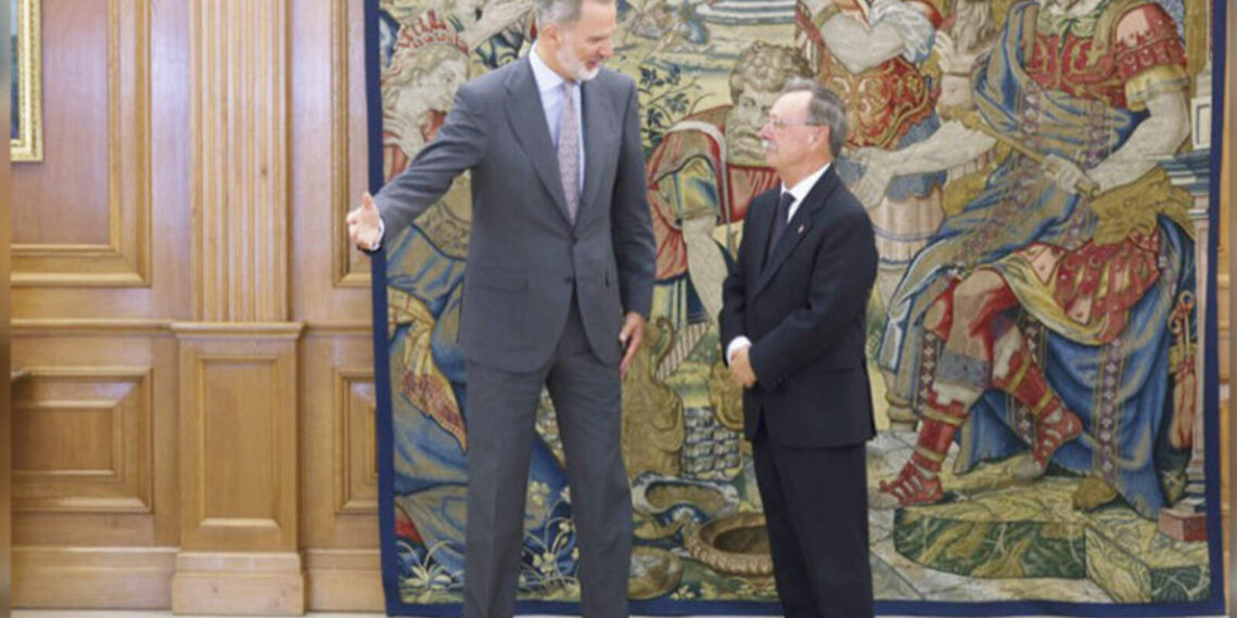 MADRID, 22/09/2023.- El presidente de Ceuta, Juan Jesús Vivas (d) durante su encuentro con el rey Felipe VI (i) este viernes en el Palacio de la Zarzuela. EFE/ Juan Carlos Hidalgo