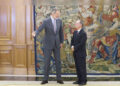 MADRID, 22/09/2023.- El presidente de Ceuta, Juan Jesús Vivas (d) durante su encuentro con el rey Felipe VI (i) este viernes en el Palacio de la Zarzuela. EFE/ Juan Carlos Hidalgo
