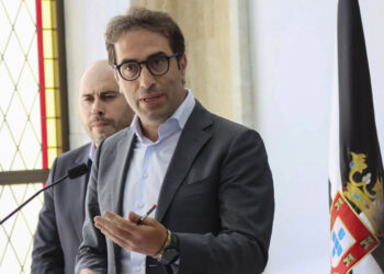 CEUTA, 24/08/2026.- El vicepresidente primero y ministro de Economía, Comercio y Empresa, Carlos Cuerpo (d), ofrece una rueda de prensa en la sede de la delegación del Gobierno en Ceuta en compañía del delegado del Gobierno en Ceuta, Miguel Ángel Pérez Triano (i), este lunes en la ciudad autónoma. EFE/Reduan