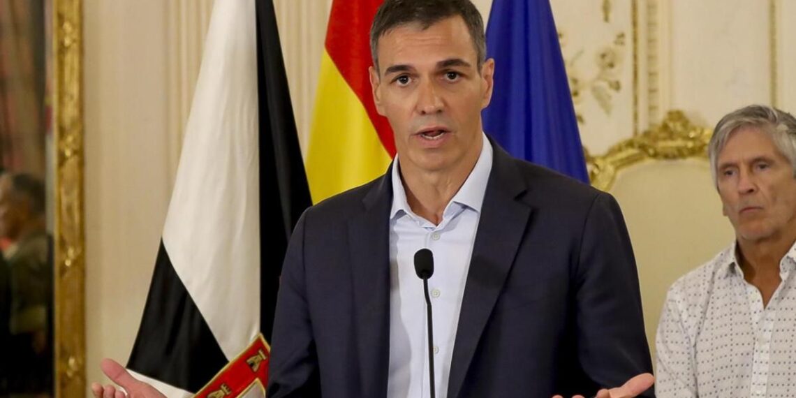 CEUTA (ESPAÑA), 31/07/2026.- El presidente del Gobierno, Pedro Sánchez, ha condenado este viernes lo que ha considerado un "ataque" y "una violación de la integridad territorial de España" con la entrada irregular en Ceuta de miles de personas desde Marruecos y ha garantizado todas las medidas necesarias para hacerle frente, durante su comparecencia pública en la ciudad autónoma. Junto a él, el ministro del Interior Fernando Grande Marlaska (d). EFE/ Reduan Dris