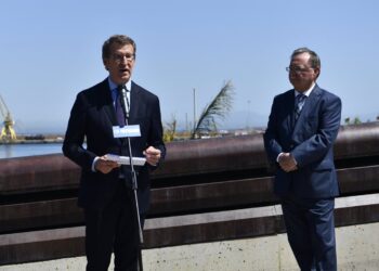 17/05/2022 El presidente del PP, Alberto Núñez Feijóo (i) y el presidente de Ceuta, Juan Jesús Vivas (d), comparecen después de su reunión con la Cámara de Comercio y la Confederación de Empresarios de la ciudad autónoma, a 17 de mayo de 2022, en Ceuta (España). Con esta visita, que se produce el mismo día en que se reabren las fronteras terrestres de España con Marruecos, quiere reivindicar "el compromiso del PP con las ciudades autónomas como espacio de convivencia y de una españolidad incuestionable". Durante su visita, la primera como presidente del PP, Feijóo se reunirá con las autoridades, fuerzas y cuerpos de seguridad y empresarios, como "reconocimiento" a los españoles que residen en Ceuta y a las Fuerzas y Cuerpos de Seguridad del Estado en particular. Las fronteras llevaban cerradas más de dos años por la pandemia de Covid-19.
POLITICA 
Antonio Sempere - Europa Press