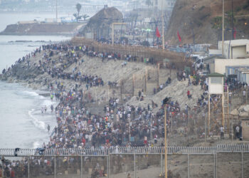 Decenas de migrantes intentan traspasar la frontera entre Ceuta y Marruecos, a 31 de julio de 2026, en Madrid (España). Numerosas personas seguían entrando en Ceuta desde Marruecos de forma incontrolada al caer la noche de este jueves, 30 de julio. Desde primera hora del día miles de inmigrantes han accedido a la ciudad autónoma a nado y también a pie bordeando el espigón que separa de Marruecos la ciudad autónoma. Las unidades a cargo del control fronterizo en Ceuta han recuperado del agua los cuerpos sin vida de 16 personas en las últimas 24 horas, elevando la cifra a 47 los extranjeros localizados muertos en aguas ceutíes en el intento de cruzar a nado desde Marruecos en lo que va de año.

Marcos Moreno / Europa Press
31/7/2026