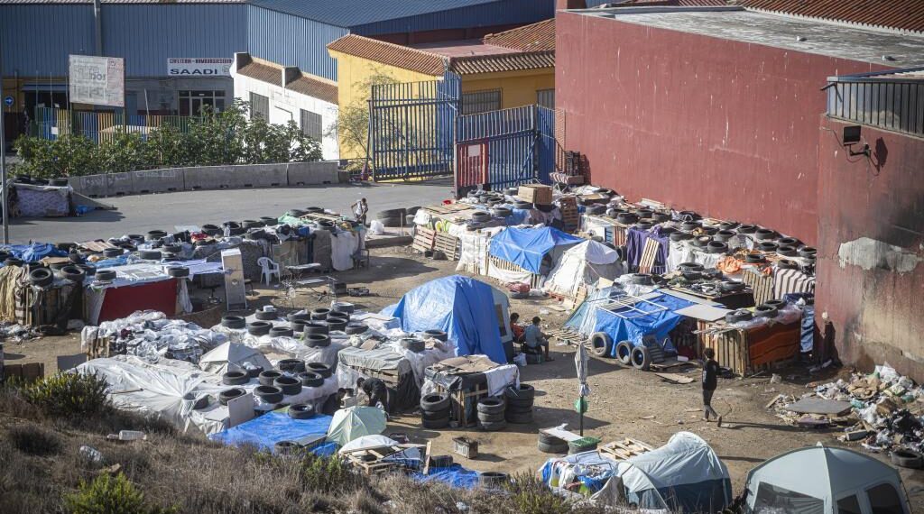 Naves cercanas a la frontera del Tarajal. Ceuta, 9 octubre 2026. Foto: MARCOS MORENO